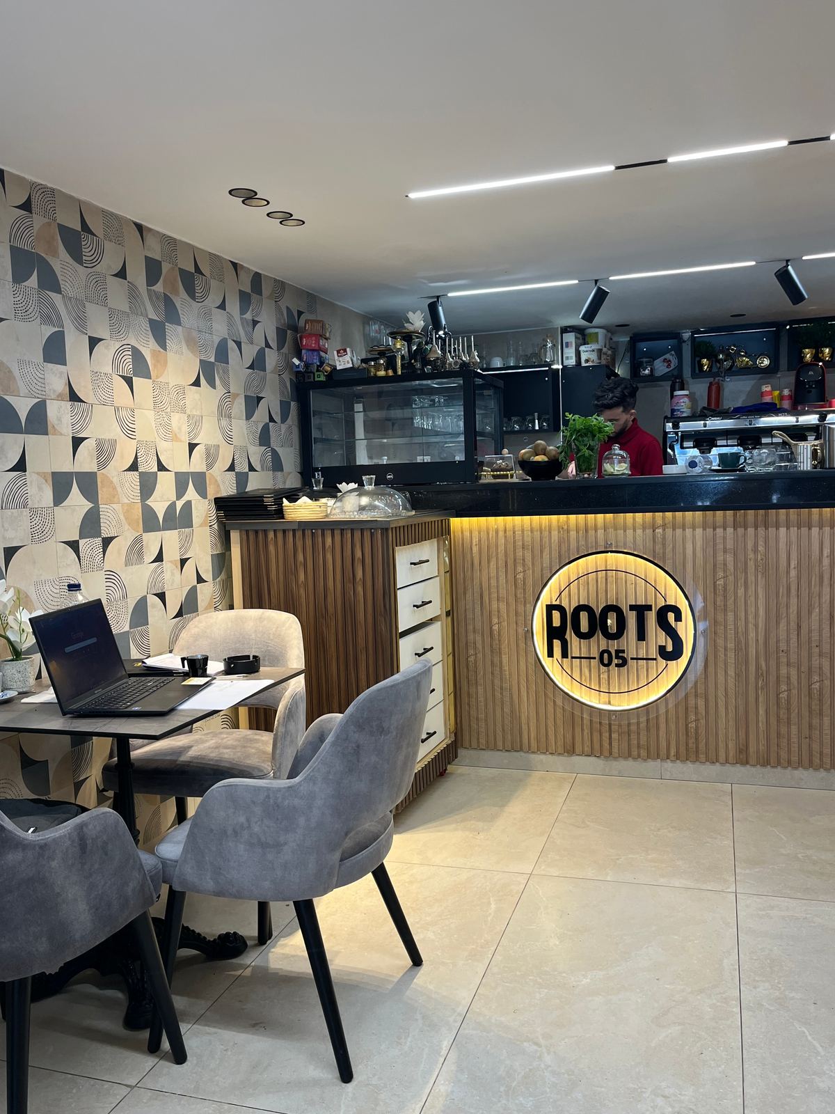 Le comptoir de Roots 05 vu depuis la salle