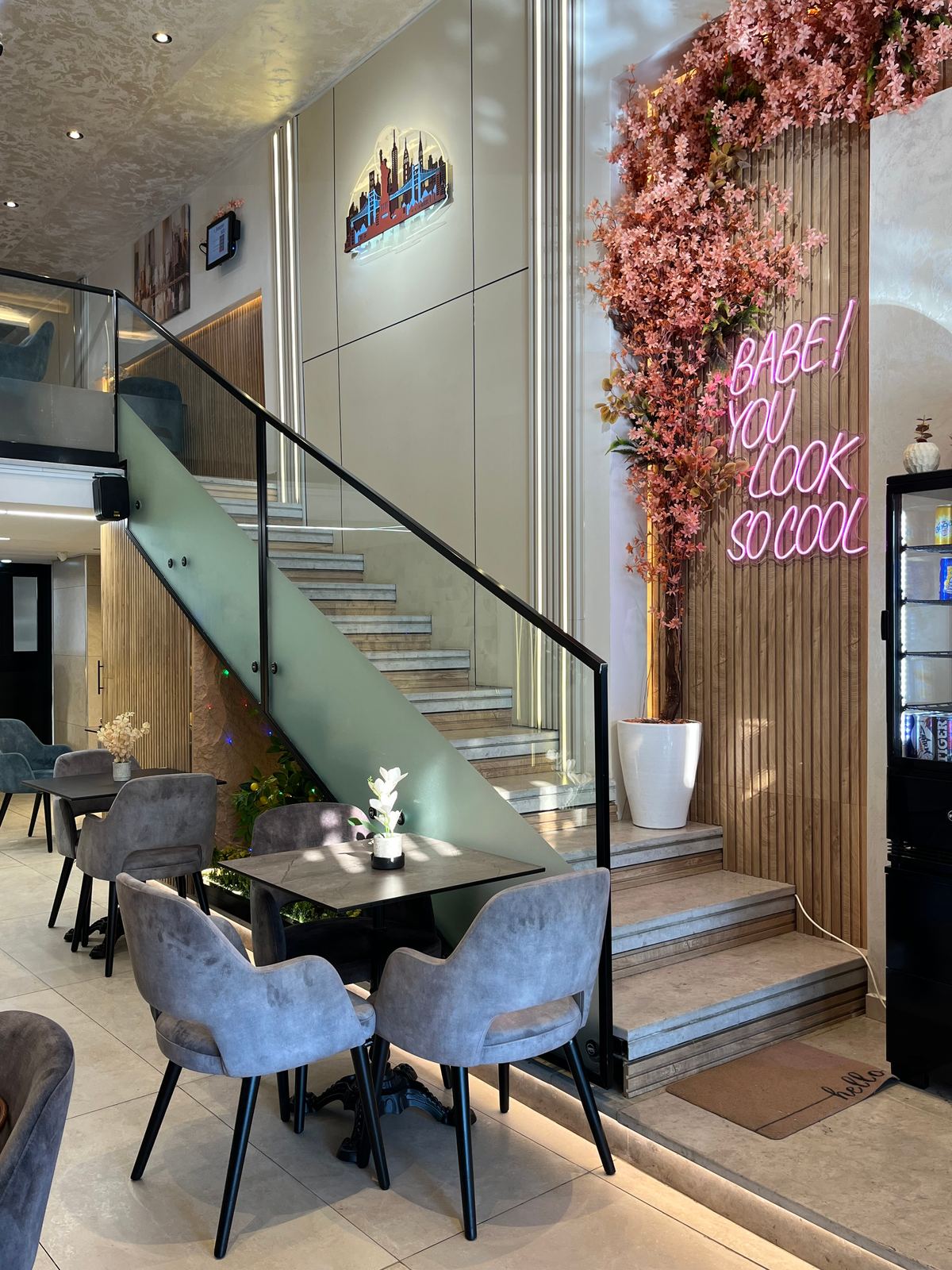 L'escalier vers la mezzanine, sous l'enseigne néon