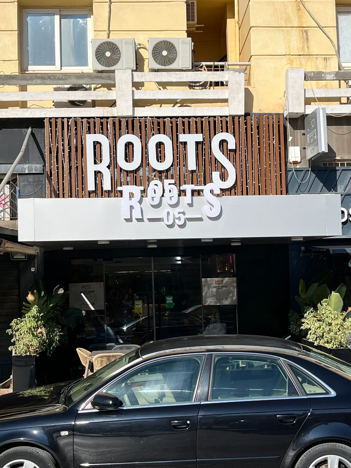 La façade de Roots 05 et son enseigne en relief